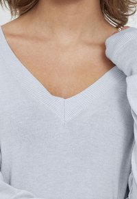 b.young Stickad tröja - light blue