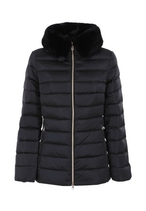 Giacca a piumino nera con cappuccio foderato di pelliccia sintetica, cuciture orizzontali, chiusura con zip e tasche laterali. Tessuto liscio, design leggero.