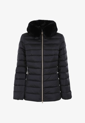 Giacca a piumino nera con cappuccio foderato di pelliccia sintetica, cuciture orizzontali, chiusura con zip e tasche laterali. Tessuto liscio, design leggero.