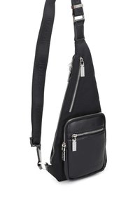 Borsa a tracolla nera realizzata in nylon e pelle, caratterizzata da numerosi zip, tracolla regolabile e tasca frontale con una texture liscia.