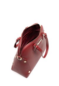 Sac à main en cuir rouge avec fermeture éclair, deux poignées et quincaillerie dorée. Extérieur texturé et intérieur spacieux. Clous décoratifs présents.