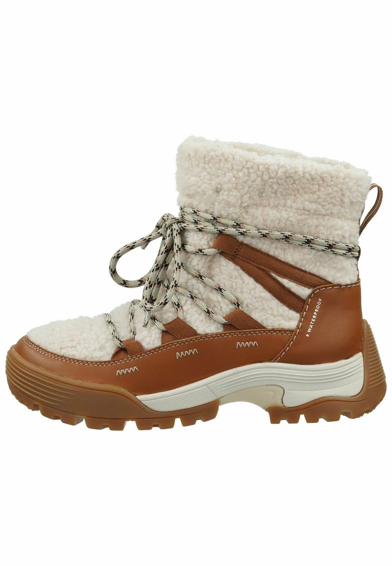 Bota marrón impermeable con parte superior de pelo sintético crema, cordones con patrón en blanco y negro, suela de goma texturizada y diseño de bandas pronunciadas.