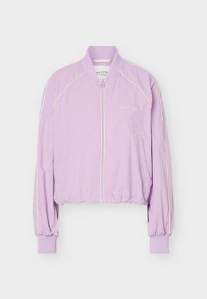 Ανοιχτό μωβ bomber μπουφάν με φερμουάρ, ριμπ γιακά και μανσέτες, ελαστική βράκα, λεπτές λευκές ρίγες στα μανίκια και πλαϊνές τσέπες.