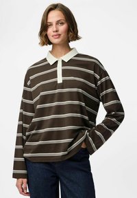 Bruine lange mouwen polo met witte horizontale strepen, voorzien van een lichtgekleurde kraag en een relaxte pasvorm.