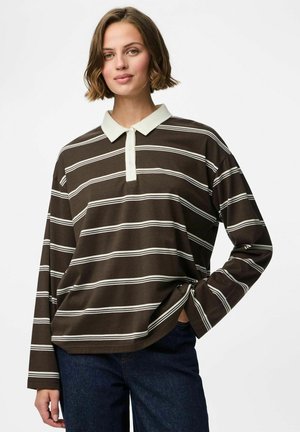Camisa polo de manga larga marrón con rayas horizontales blancas, con un cuello de color claro y un corte relajado.