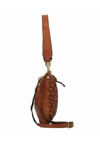 Borsa a tracolla in pelle marrone con texture intrecciata, una singola tracolla, hardware dorato e una forma leggermente arrotondata.