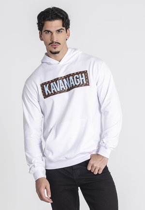 Bijela hoodie sa prednjim džepom i kapuljačom s vezicom, s uzorkom smeđeg i plavog logotipa "KAVANAGH" na prsima.