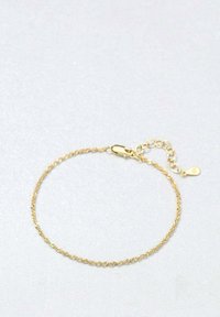 Pulsera de cadena de oro con eslabones retorcidos, que cuenta con un cierre y una extensión de cadena ajustable para mayor flexibilidad en el tamaño. Superficie lisa y brillante.