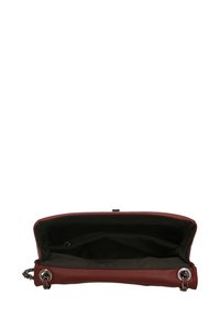 Borsa a mano rossa in pelle con hardware argentato, texture liscia, tasca interna con zip e un ampio scomparto principale.