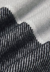 Tkana tkanina w wzór w zęby psa, w czerni i bieli, z miękką teksturą i gładkim, lekko błyszczącym wykończeniem.