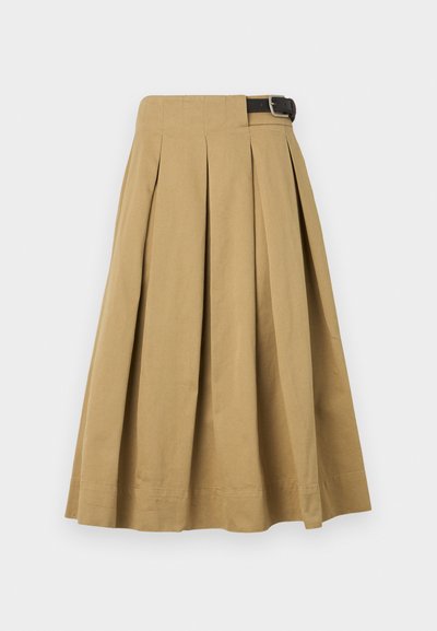 Kaki plisserad kjol i bomullstyg, med en strukturerad midja och ett mörkt bälte, samt längd under knäna.