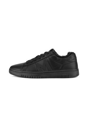 Lavtsiddende sort læder sneaker med snørelukning foran, tekstureret sål, side "M" detalje og blød sort pelsforing indeni.