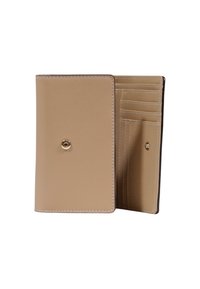 Portafoglio beige in pelle con chiusura a scatto, comprende molteplici scomparti per carte e una texture liscia. Cuciture bianche rifiniscono i bordi.