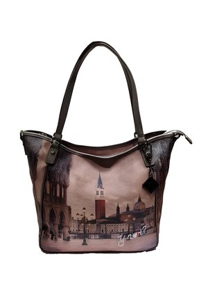 Borsa a tracolla realizzata in materiale sintetico testurizzato, con una stampa del panorama urbano di Venezia in colori tenui, manici in pelle e un charm decorativo.