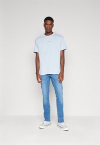 Tommy Jeans NEW CLASSICS TEE - Paprasti marškinėliai - breezy blue