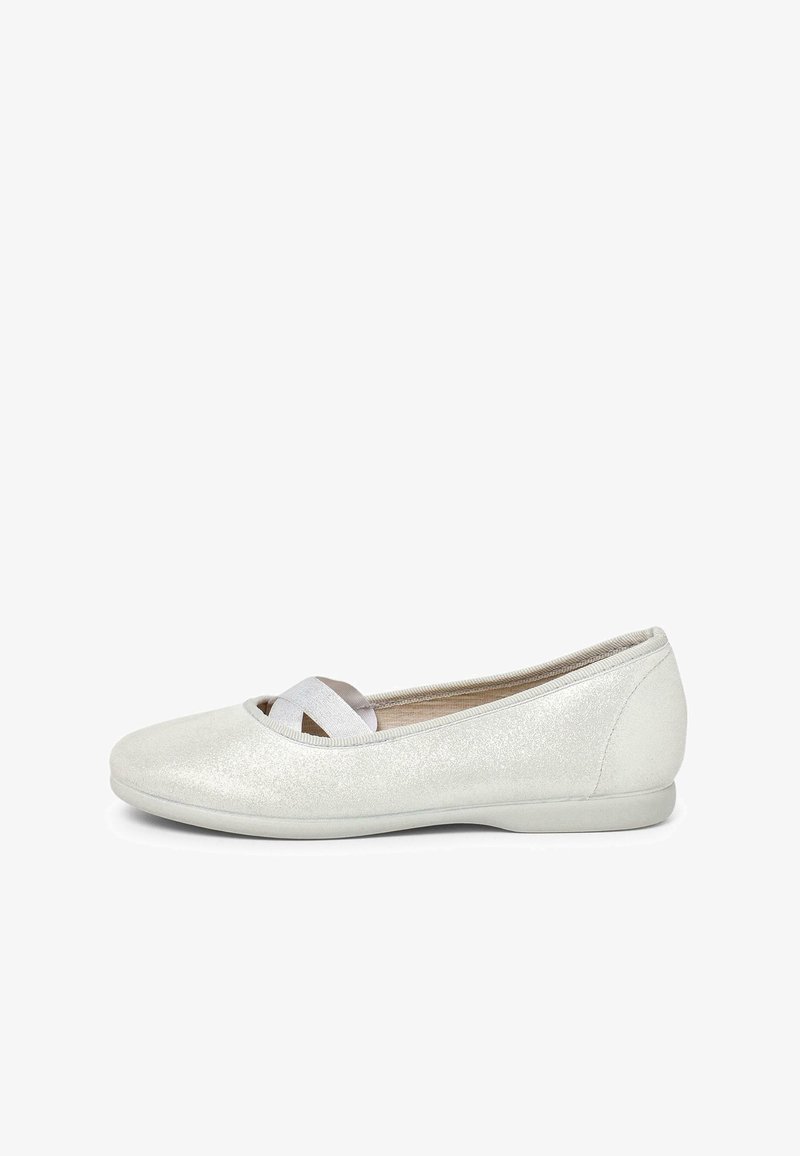 Ballerine bianche scintillanti con punta arrotondata, dotate di una morbida fascetta elastica incrociata e di una suola in gomma flessibile per il massimo comfort.