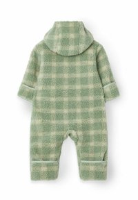 Grön fleeceonesie med huva, i en rutigt mönster i ljusgrön och krämfärg, med uppvikt ärmslut och en mjuk textur.