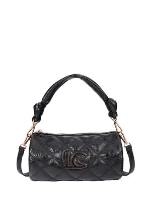 Bolso cilíndrico negro acolchado con asa acolchada, correa de hombro desmontable y logotipo metálico LC en la parte delantera.