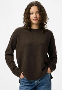 Ciemnobrązowy sweter dziany z okrągłym dekoltem, długimi rękawami i prążkowanym wykończeniem. Charakteryzuje się luźnym krojem i delikatnym wzorem teksturowym.