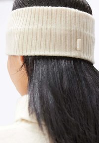 GOBI Cashmere Öronvärmare - off white