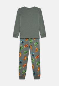 Szürke pizsama szett, egyszínű, hosszú ujjú felsővel és színes karaktermintás nadrággal. Puha pamut anyag, laza szabás, rugalmas mandzsetták.