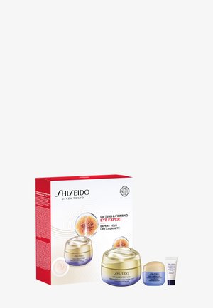 Sættet Shiseido Vital Perfection Lifting and Firming Eye Expert creme med gyldne og blå krukker samt et lille hvidt rør, pakket i rød og hvid emballage.