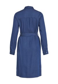 Denim srajčna obleka temno modre barve z dolgimi rokavi, gumbnimi zapestji, ovratnikom in pasom za zavezovanje. Gladka tekstura in dolžina do kolen.