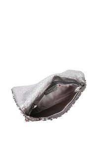 Silberne Kunstleder-Clutch mit strukturiertem Äußeren. Innenraum mit dunklem Stoff ausgekleidet, mit einem Reißverschlusspunkt. Mit Pailletten verziert.