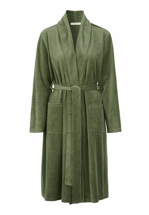 Grøn, blød fløjlskåbe med lange ærmer, sjal krave, bånd i taljen og to forlommer. Glat tekstur og mellemlang design.