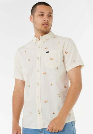 Kurzärmeliges, hellbeiges Hemd mit einem strukturierten Muster aus kleinen orangen Blumen, ausgestattet mit einem Button-Down-Kragen und einer Brusttasche.