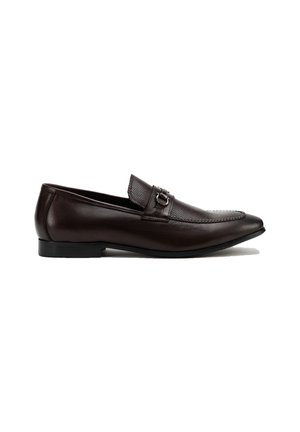 Mocasines de cuero marrón con puntera redonda, parte superior texturizada y detalle de hebilla metálica. Acabado suave con un tacón de goma bajo.