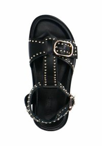 Sandale en cuir noir avec des clous dorés, dotée d'une grande boucle dorée et d'une bride ajustable à la cheville.