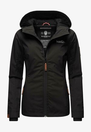 Zwarte buitenjas met een ritssluiting aan de voorkant, capuchon en elastische manchetten. Voorzien van twee zijzakken en een logo op de borst met contrasterende stiksels.