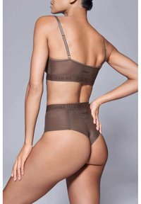 Bruine naadloze bh en slipset van zacht stof, met een gemarkeerde elastische band en verstelbare straps, met een getailleerd ontwerp.