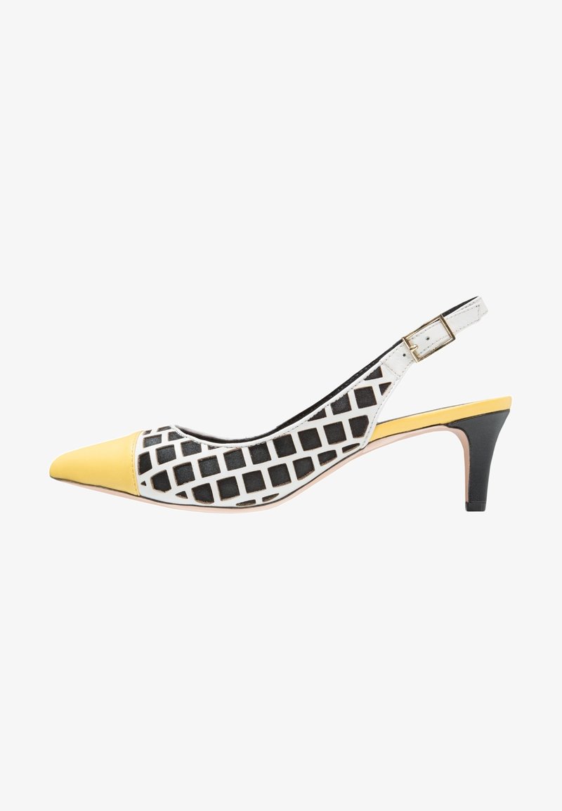 Talons slingback à bout pointu fabriqués en cuir jaune et tissu à motifs noir et blanc. Dotés d'un talon bas et d'une sangle réglable.