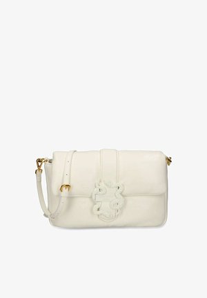 Borsa in pelle bianca con un lembo pieghevole, dettagli intrecciati sul davanti, elementi in metallo dorato e tracolla regolabile.