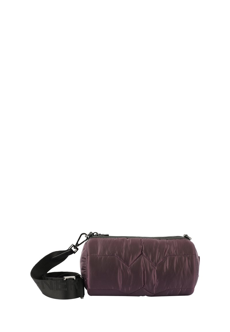 Borsa imbottita viola con forma rettangolare, texture trapuntata e una tracolla nera regolabile. Presenta una chiusura con zip superiore e hardware minimale.