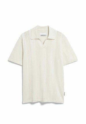 Kurzärmeliges cremefarbenes Strickpolohemd mit vertikalen, strukturierten Streifen und einem Hemdkragen, flach auf einem weißen Hintergrund liegend.