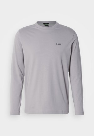 Langærmet T-shirt lavet af lysegrå bomuld med rund hals og et lille sort "BOSS"-logo på venstre bryst.