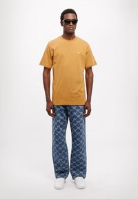 WOOD WOOD ESSENTIAL SAMI CLASSIC - Tricou basic - umber