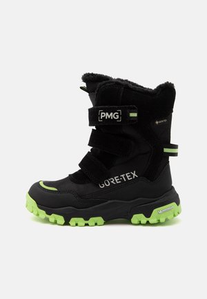Botte d'hiver noire avec semelle verte, trois bandes velcro, doublure en polaire et étiquette imperméable Gore-Tex sur le côté.
