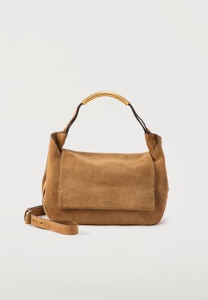 Barna kabrió Moschino kézitáska aranyszínű ívelt fogantyúval és állítható vállpánttal, egyszerű világos háttéren.