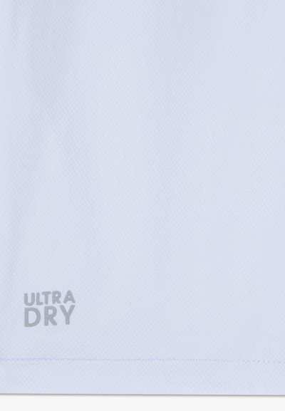 Tissu blanc évacuant l'humidité avec un motif texturé en forme de losange. Présente le logo "ULTRA DRY" en gris près du bord inférieur.