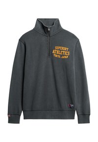 Sudadera gris oscuro con cuello de media cremallera. Presenta una impresión naranja que dice "Superdry Athletics Tokyo, Japan" en la parte delantera y un pequeño logotipo en la manga.