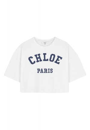 T-shirt bianca corta con maniche larghe e scritta "CHLOÉ PARIS" in blu scuro sul davanti.