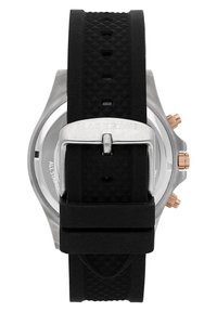 Orologio in acciaio inossidabile con cinturino in gomma nera. Caratterizzato da un cinturino testurizzato e una fibbia in argento lucido. Accenti in oro rosa sulla corona.