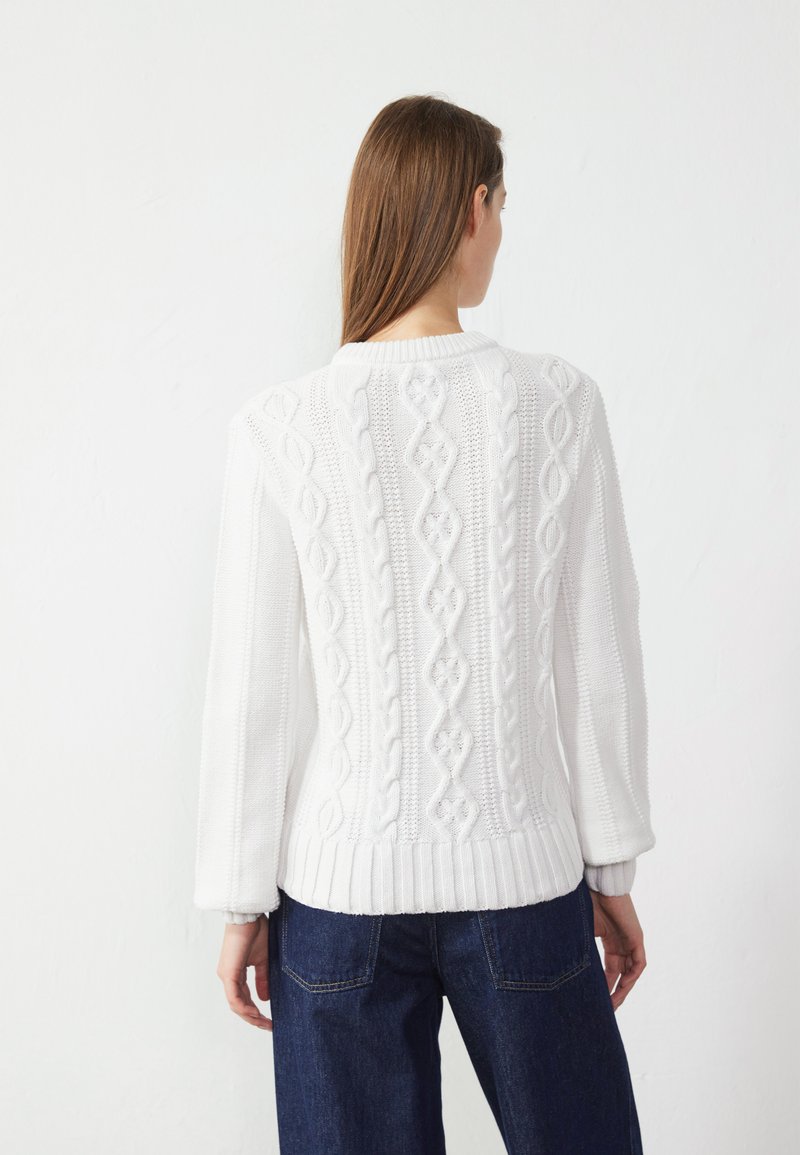 Weißer Strickpullover mit einem Zopfmuster entlang des Rückens, mit einem gerippten Saum und Bündchen. Das Design hat einen lässigen Schnitt und einen Rundhalsausschnitt.
