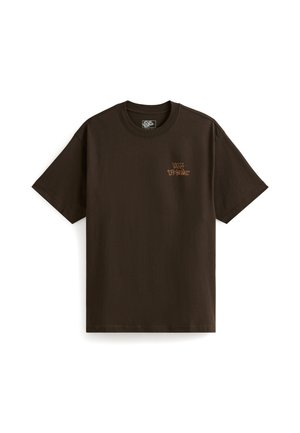 Camiseta de algodón marrón oscuro con un pequeño logo naranja "Vans Off The Wall" en el área del pecho izquierdo, mangas cortas y un corte clásico.