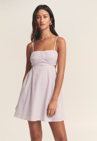 Hele lilla kleit valgete triipudega, keha jaoks lõigatud ja ruudukujulise kaelusega, õhukeste rihmadega. Leibene seelik lõigatud detailidega vööl.