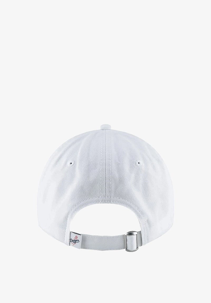 Λευκό καπέλο μπέιζμπολ με λεία υφή υφάσματος. Διαθέτει ρυθμιζόμενο λουράκι στο πίσω μέρος και οπές αερισμού. Σημαντική ετικέτα λογότυπου στο πλάι.